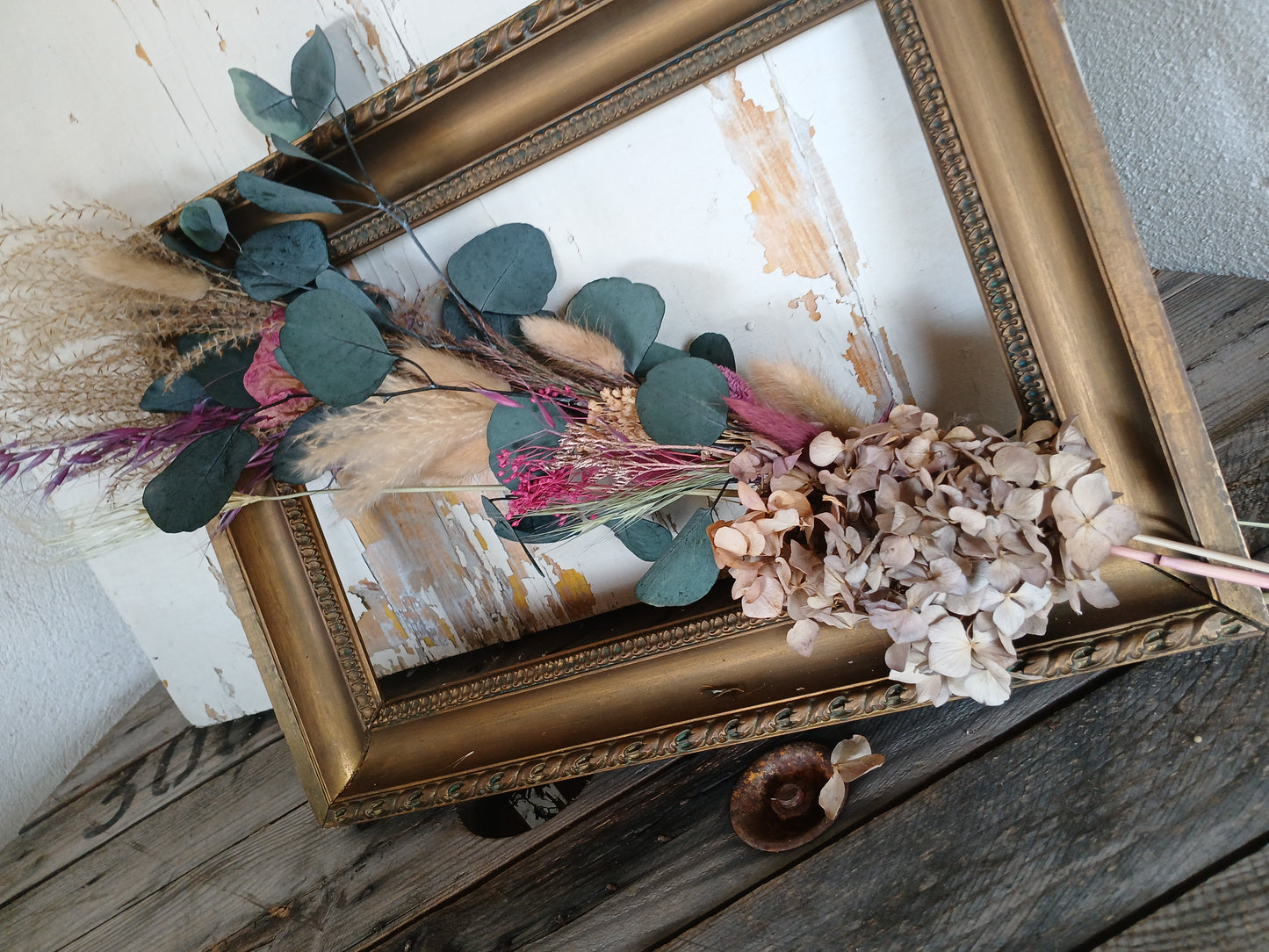 Cadre ornée d'un bouquet de fleurs stabilisées