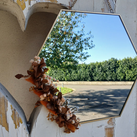 Miroir orné de fleurs séchées